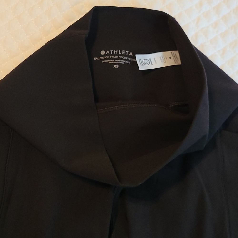 Athleta xsmall black Capri salutation tight